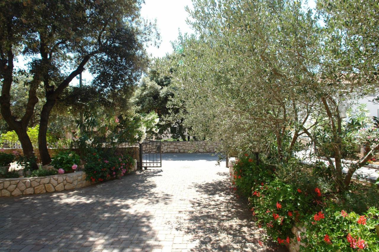 Apartments With A Parking Space Mandre, Pag - 18748 Kolan Exterior photo